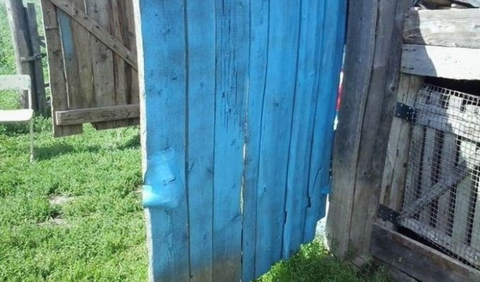 Как не стоит красить гаражные ворота (2 фото)