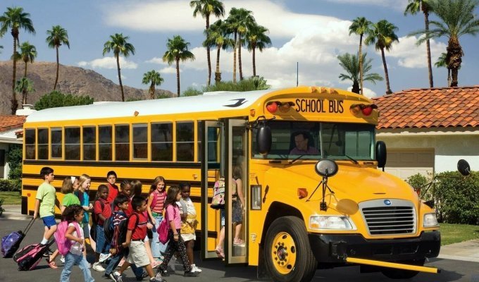 Why do children in the US ride school buses to school (4 photos)