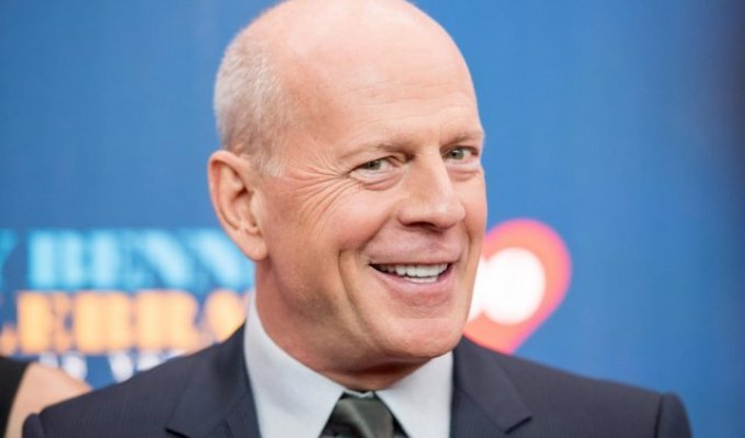 The daughter published a photo of a seriously ill Bruce Willis with his granddaughter (2 photos)