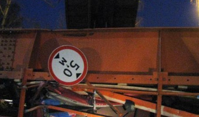 Самосвал снес надземный пешеходный мост в Химках (4 фото + видео)