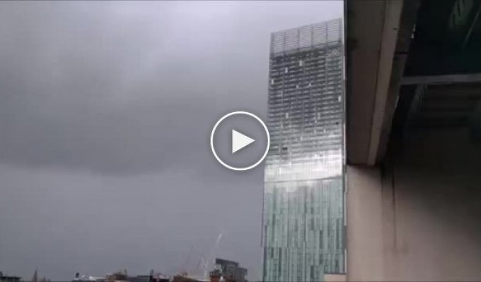 Здание в Манчестере издает жуткие звуки во время ветра