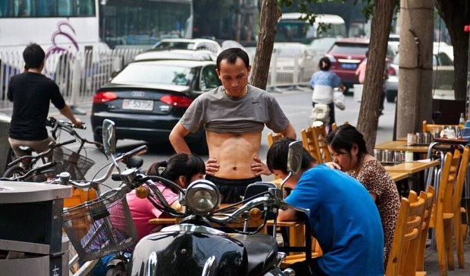 Why do the Chinese like to walk around with their bellies bare (17 photos)