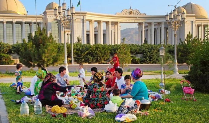 Молодежь Туркмении не выпускают из страны (2 фото)