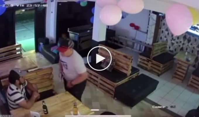 Slow robbery of a cafe and its visitors in Ecuador