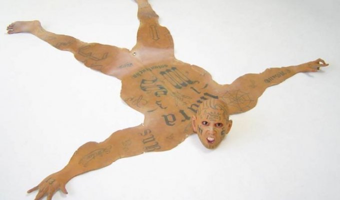Художник превратил татуированных бандитов в кожаные ковры (8 фото)