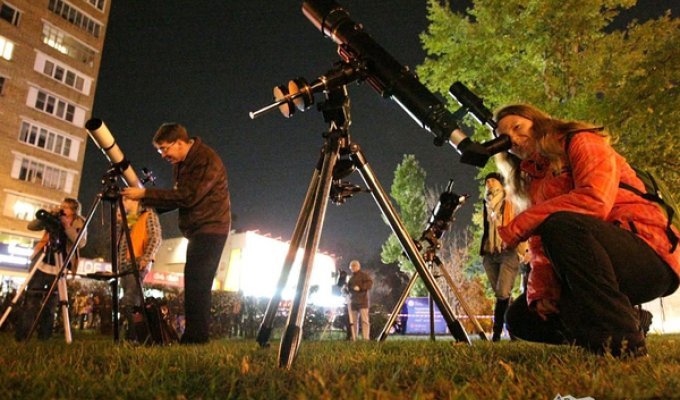 Московские любители астрономии собрались вместе, чтобы посмотреть на Юпитер (5 фото)