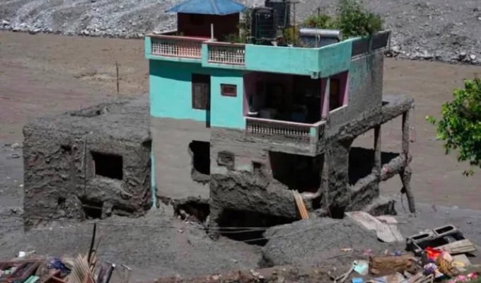 The Little Blue House and the Flood (1 photo + 5 videos)