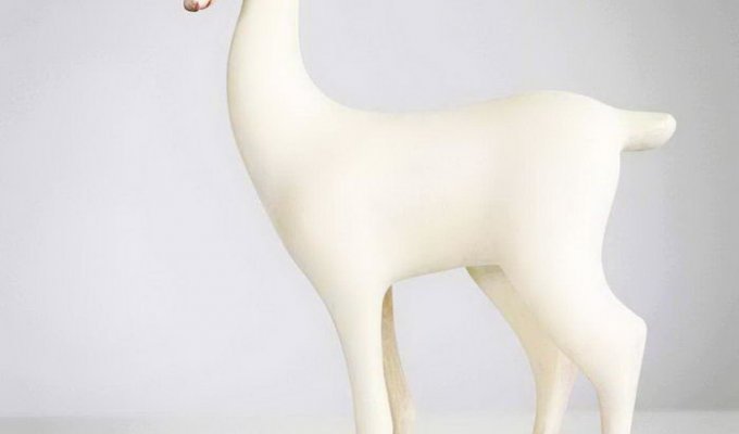 Белые скульптуры. Нежные животные, выполненные из дерева (22 фото)