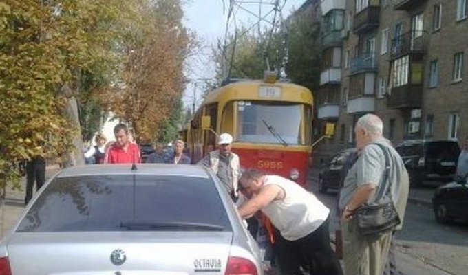 Киевляне устроили самосуд над припаркованными на трамвайных путях авто (4 фото)