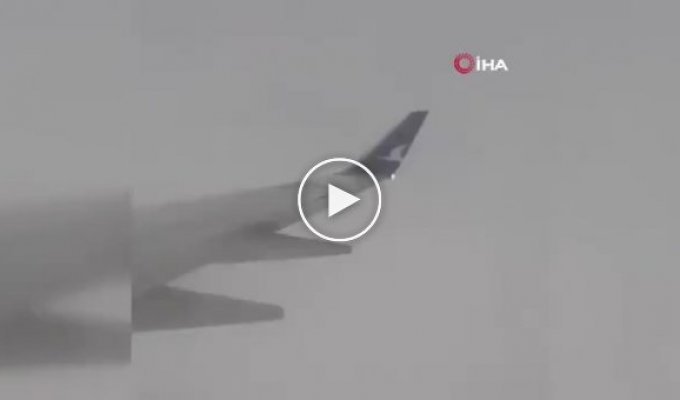 Гнев Зевса: в самолет попала молния при посадке в аэропорту Антальи