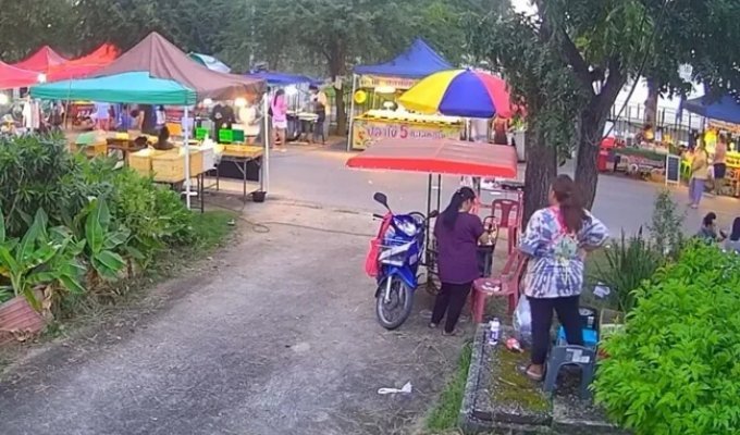 A street vendor suddenly found herself in a sewer (2 photos + 1 video)