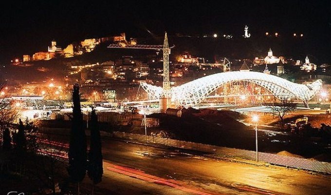 Новый пешеходный мост в Тбилиси (13 фото)