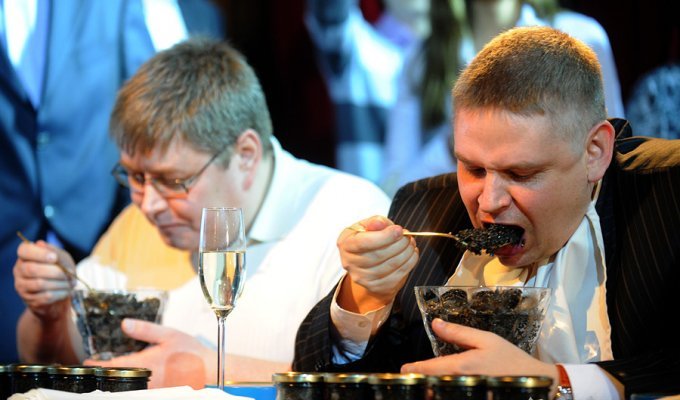 Голодные москвичи сразились в поедании черной икры на скорость (12 фото)