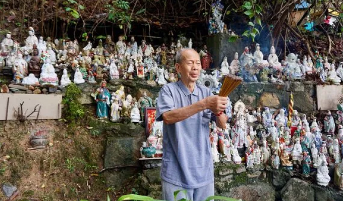 В Гонконге запрещен выброс статуй божеств - куда же их девают (5 фото)