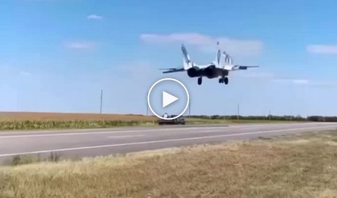 Ukrainian MiG-29 and Su-27 use the highway as a runway
