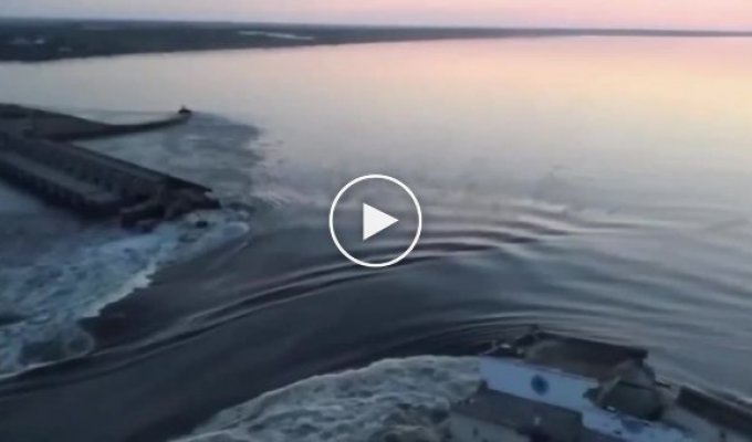 Novokakhovskaya dam blown up in southern Ukraine