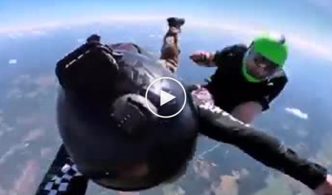 Accident in the sky: the parachutists did not divide the space and hit their heads painfully