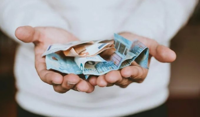 Фермер  раздал 600 000 евро бедным, потому что "Бог сказал  ему, что он попадет на небеса" (2 фото)