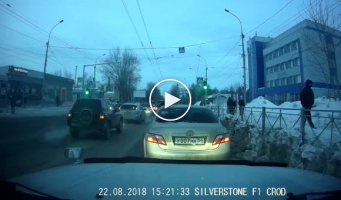 У внедорожника оторвало колесо в Новосибирске