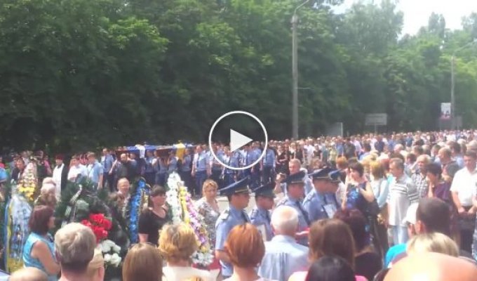 Похороны экипаж подбитого в Словянску (майдан)