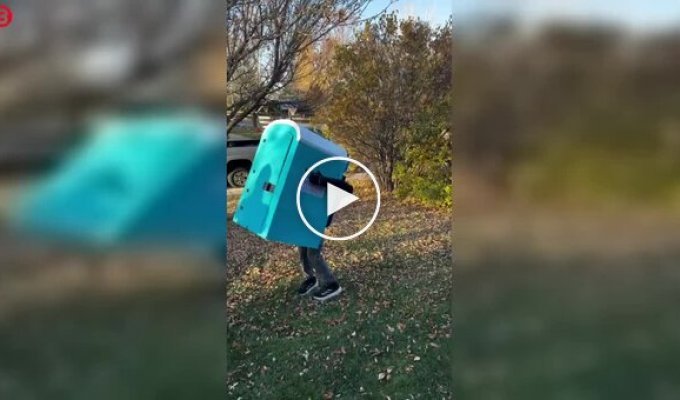 Юмор на грани: парень выбрал образ биотуалета