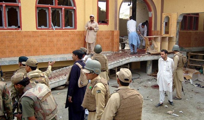 Атака смертника в пакистанской мечети (10 фото)