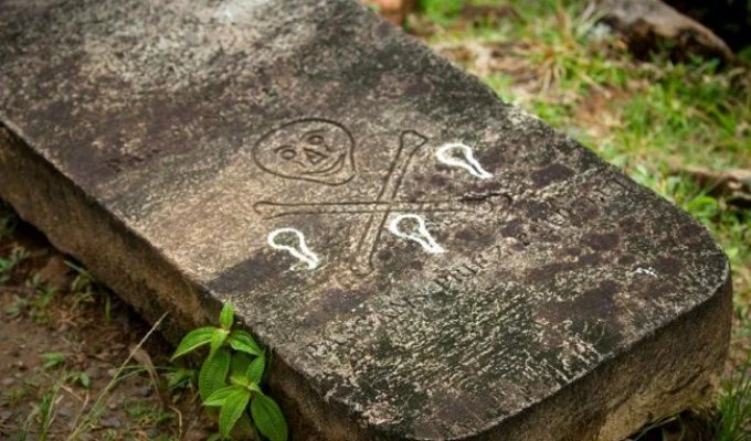 Побий мене грім! Це ж єдиний цвинтар піратів, що зберігся (14 фото)