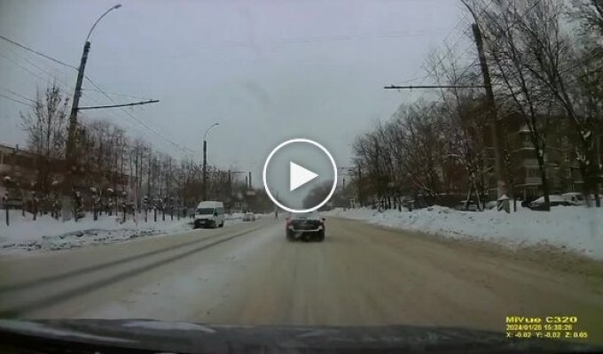 Водитель в России чуть не сбил пешехода