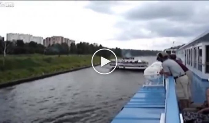 Столкновение прогулочных теплоходов на Москва реке