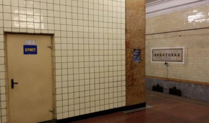 Буфет советских времен на станции московского метро (5 фото)