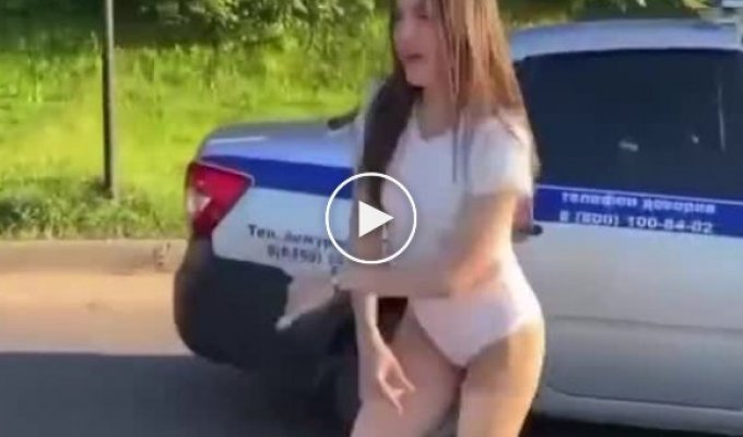 Задержанные полуголые девушки танцуют возле полицейской машины, не стесняясь сотрудников