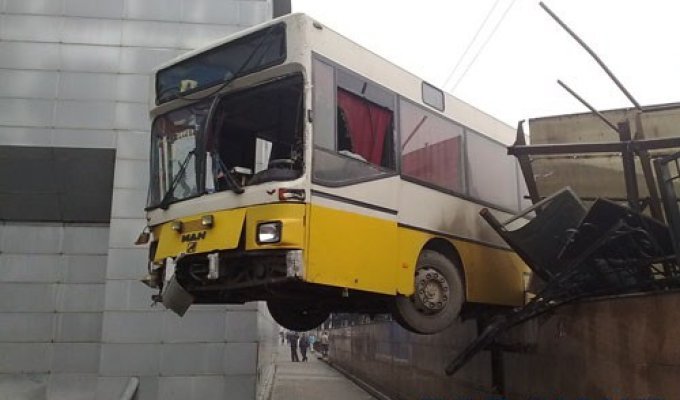 Пассажирский автобус протаранил четыре столба и снес остановку в Алма-Ате