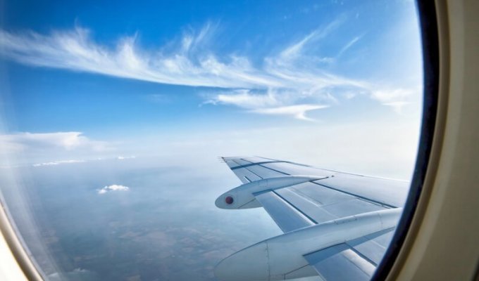 Зачем в самолете открывать шторки иллюминатора? (2 фото)