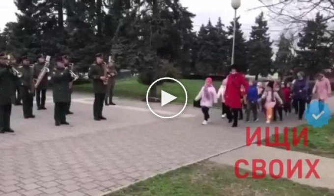 В российском Ейске каждому детскому саду определили род войск и отправили на парад. Тренируются вот теперь
