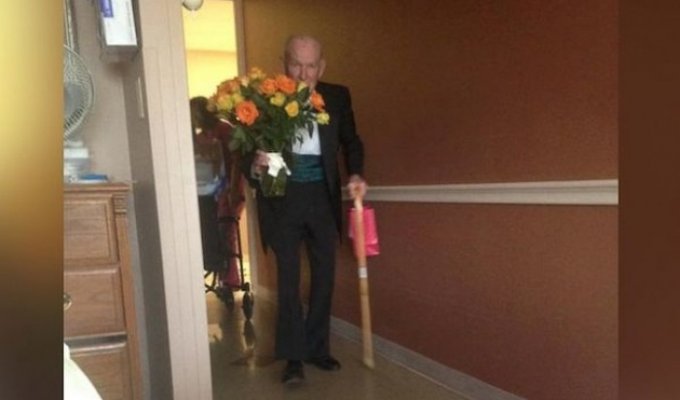 Пожилая семейная пара отпраздновала 57-ю годовщину свадьбы на больничной койке (2 фото)