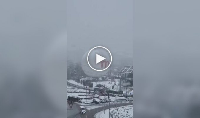 Отчаянная уборка на высоте 150 метров: в Тбилиси коммунальщик забрался на воздушный шар