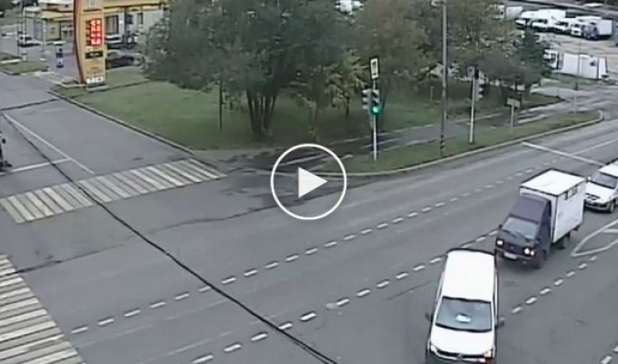 Автобус и самосвал столкнулись в Москве