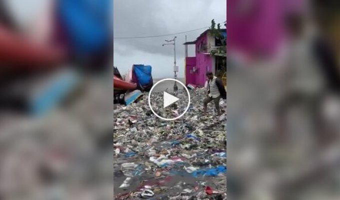 Сильная приливная волна принесла тонны мусора на побережье Мумбаи
