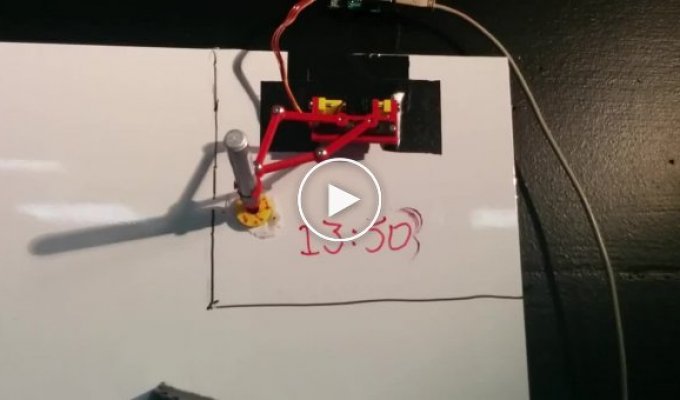 Робот-часовщик рисует время маркером на доске