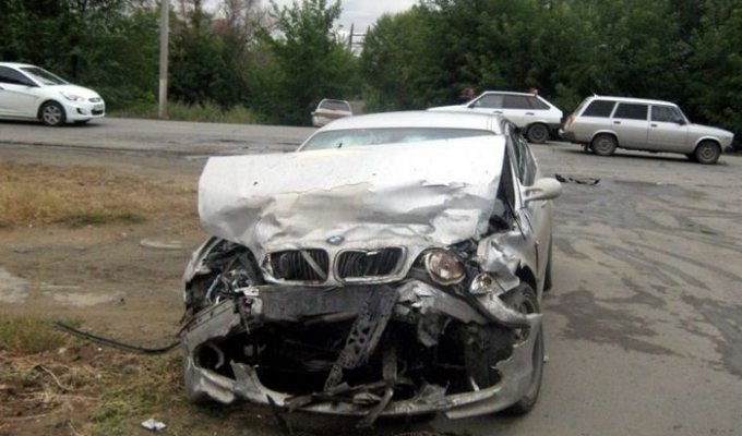 Авария с участием гонщика на BMW в г.Орск (4 фото + видео)