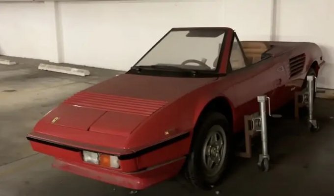 Необычная находка: в гараже обнаружили половину суперкара Ferrari (3 фото + 1 видео)
