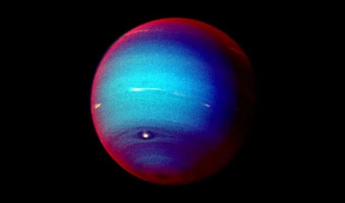 Neptune in the frame: a spectacular photo from the Voyager 2 probe (5 photos)