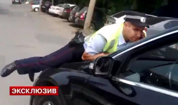 Беременная женщина на машине депутата ЕР сбила полицейского (фото + видео)