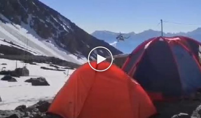 Вертолет грузинской погранслужбы едва не разбился на горе Казбек