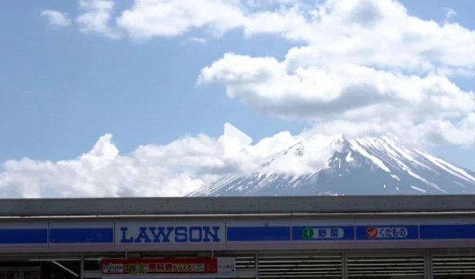 Japanese city quietly removed the fence in front of Mount Fuji (4 photos)