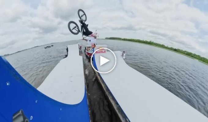 Трюк на BMX между плывущими лодками