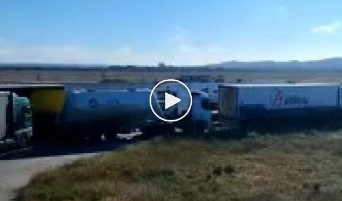 About 900 trucks in line in Crimea