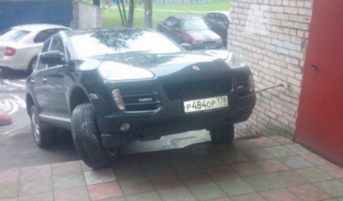 В Петербурге водитель припарковал "Порше" прямо на лестнице подъезда (2 фото)