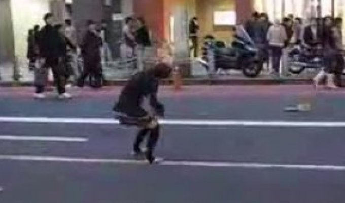 Японская девушка жестоко танцует на улице