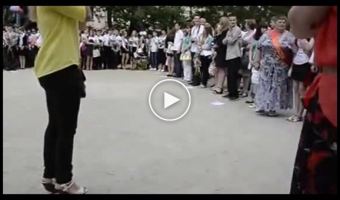 Ялта. Выпускники заглушили гимн России пением Украинского гимна (майдан)